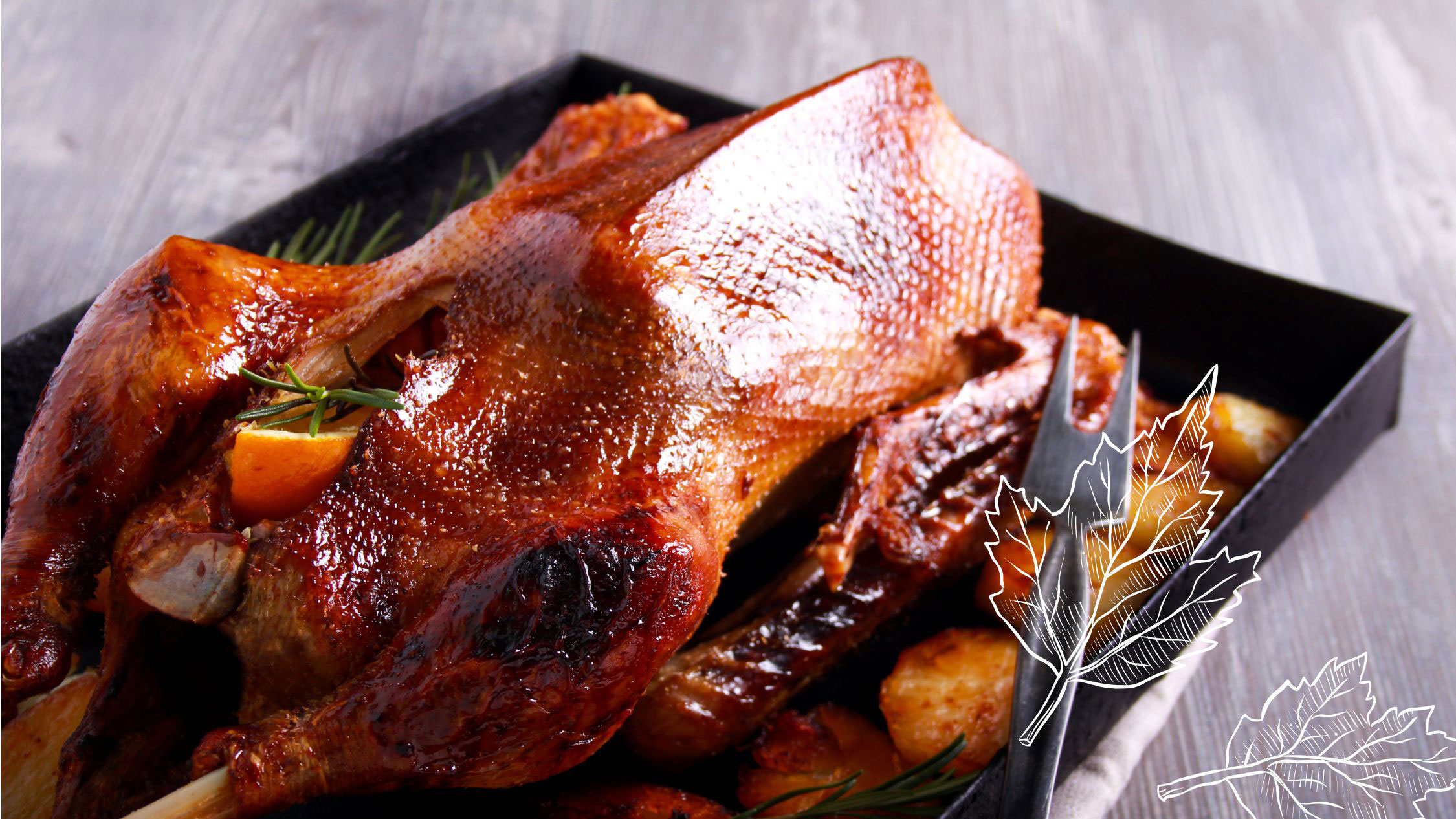 Eine knusprig gebratene Gans liegt in einer schwarzen Bratform, umgeben von gebräunten Kartoffeln und frischen Kräutern wie Rosmarin. Die goldbraune Haut glänzt appetitlich, eine Fleischgabel steckt seitlich im Braten. Im Vordergrund sind dekorative, eingezeichnete Herbstblätter zu sehen – ein Bild, das das saisonale Post-Martinstagsmenü des Schmidt’s Restaurant Dresden hervorhebt, zubereitet mit regionalen und nachhaltig ausgewählten Zutaten.