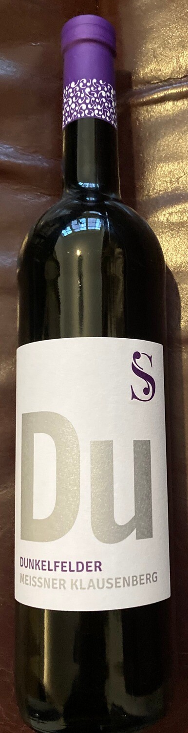 Flasche Dunkelfelder Meissner Klausenberg vom Weingut Schuh aus Sachsen; Vorderetikett in Weiß mit großer „Du“-Typografie und violettem Logo, dazu violett verzierter Flaschenhals – präsentiert auf dunkler Oberfläche.