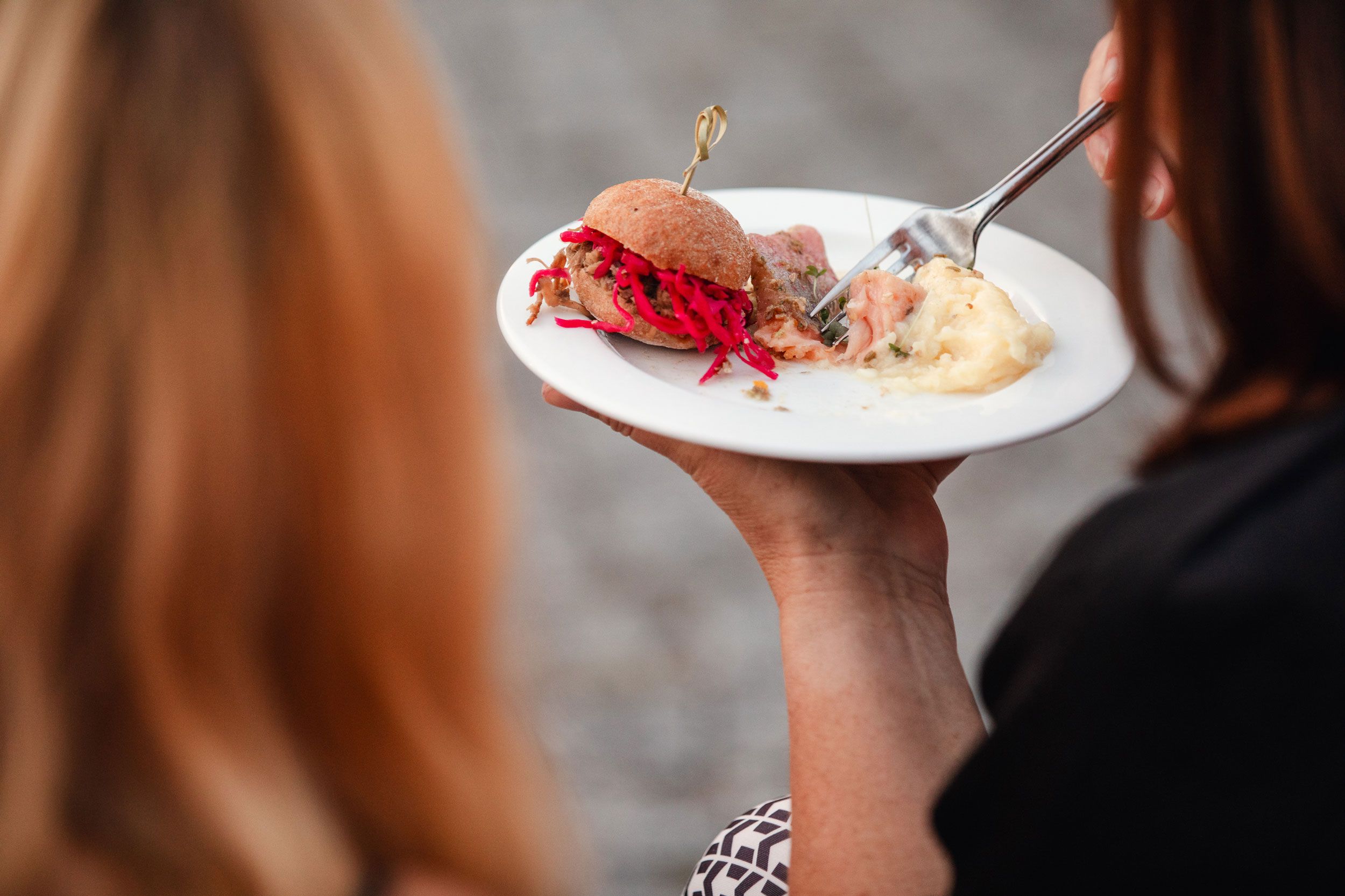 Leckerbissen von Schmidts liegen schön angerichtet auf dem Teller eines Gastes.
